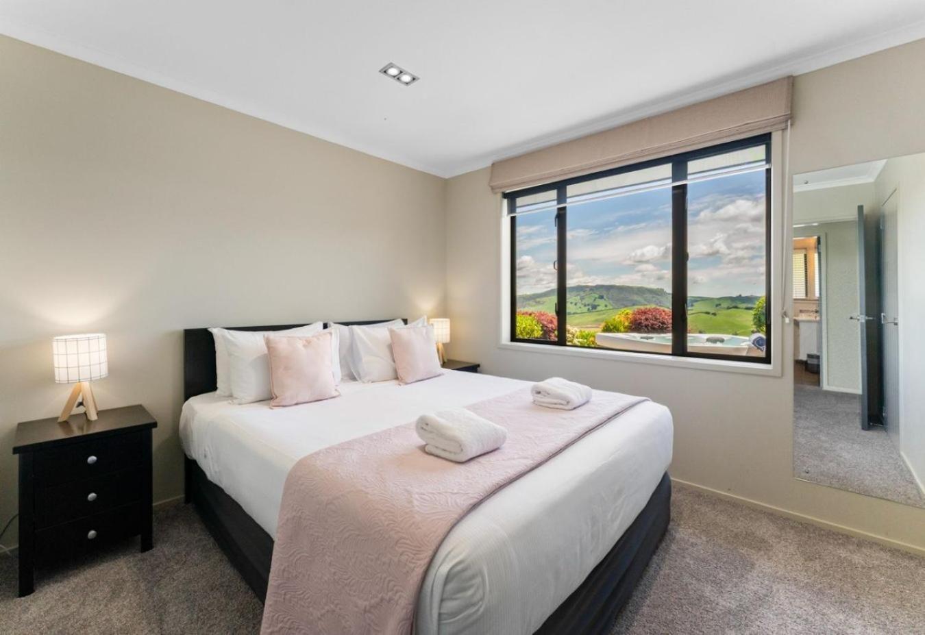 Scenic Solitude - Wake Up To Lake And Mountain Views! 陶波 外观 照片