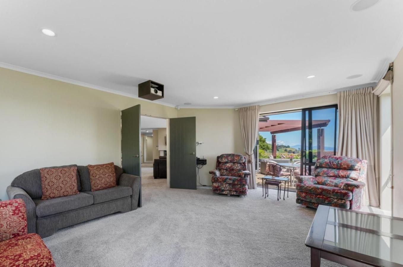Scenic Solitude - Wake Up To Lake And Mountain Views! 陶波 外观 照片